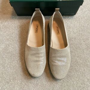 Paul Green Lenny Loafer, size 7.5. Color metallic gold